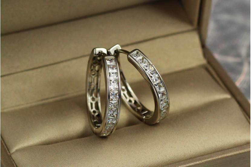 Сережки Xuping Jewelry доріжку з камінців із гладкими бортиками ззаду дірочки 2 см сріблясті