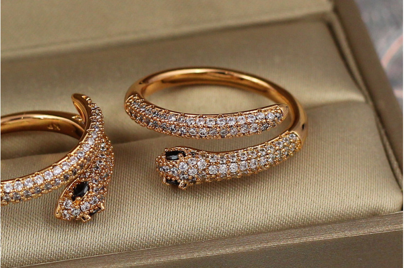 Кільце Xuping Jewelry змійка з чорними вічками р 18 золотисте
