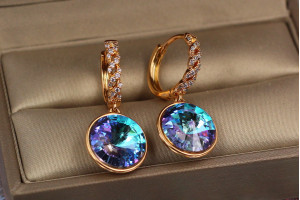 Сережки Xuping Jewelry підвіски великий камінь у обідку фіолетові хамелеоні 3 см золотисті