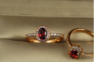 Кільце Xuping Jewelry червоний овальний фіаніт у колі білих каменів р 20