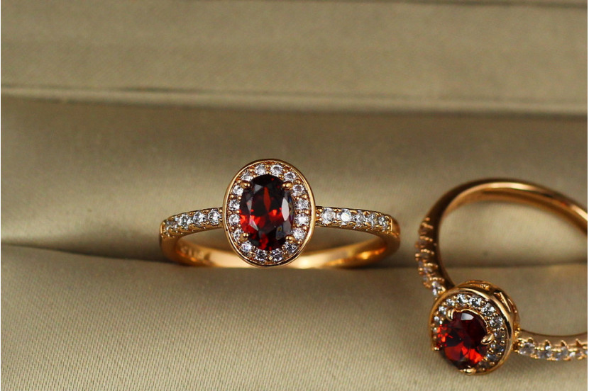 Кільце Xuping Jewelry червоний овальний фіаніт у колі білих каменів р 20 золотисте