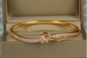 Браслет бенгл Xuping Jewelry щасливий клевер 57 мм 10 мм на руку від 16 см до 18 см золотистий