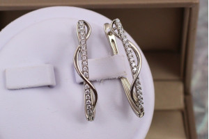 Сережки Xuping Jewelry тонка доріжка фіанітів обвита змійкою 3.3 см сріблясті
