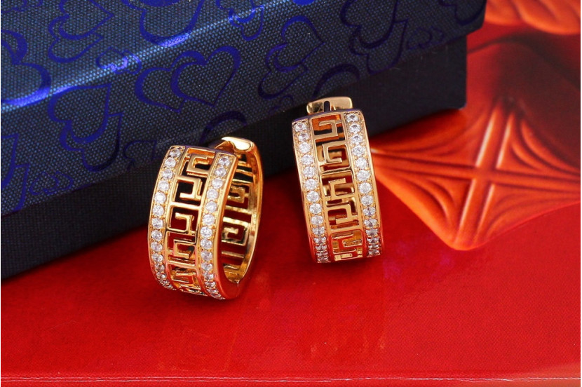 Сережки Xuping Jewelry з грецьким візерунком по краях доріжки з камінців 1.8 см золотисті