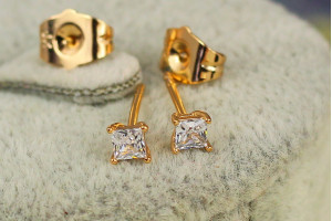Сережки гвоздики Xuping Jewelry квадратні камінці 4 мм золоті