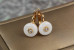 Сережки Xuping Jewelry гармонія сфер із білою керамікою 1.5 см золотисті