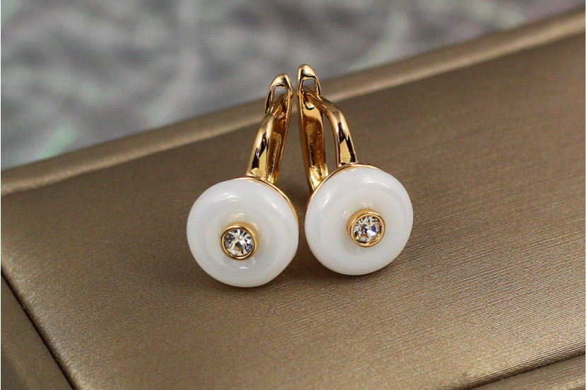 Сережки Xuping Jewelry гармонія сфер із білою керамікою 1.5 см золотисті