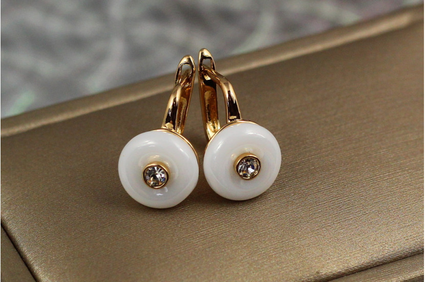 Сережки Xuping Jewelry гармонія сфер із білою керамікою 1.5 см золотисті