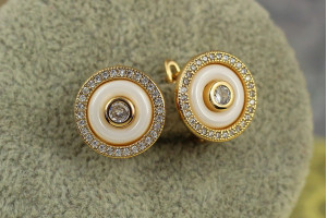 Сережки Xuping Jewelry пуговиці з білою керамікою 1.3 см золоті