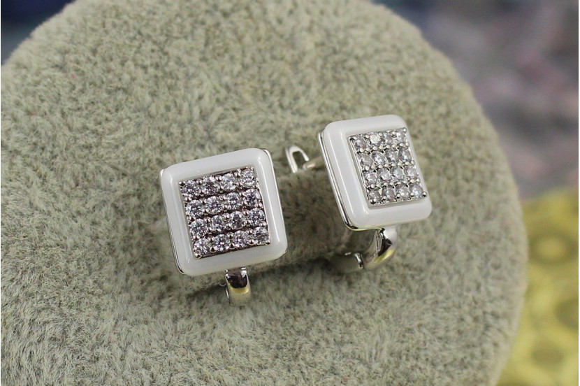 Сережки Xuping Jewelry віконце з білою керамікою 10 мм сріблясті