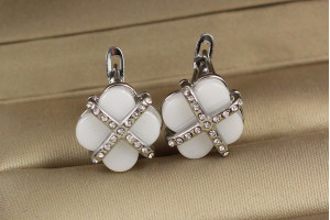 Сережки Xuping Jewelry клевер з камінням навкрест із білою керамікою 1.3 см сріблясті