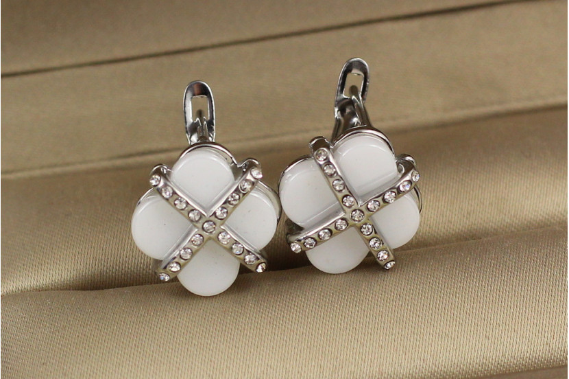 Сережки Xuping Jewelry конюшина з камінням навхрест із білою керамікою 1.3 см сріблясті