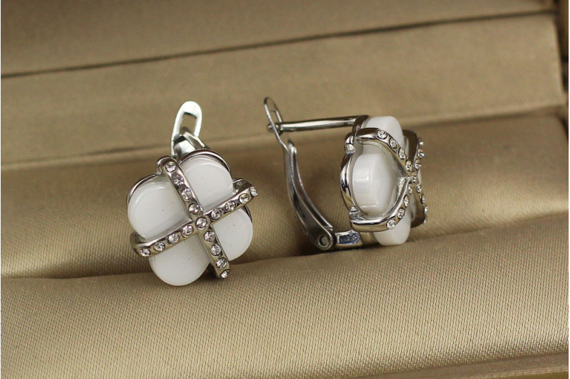 Сережки Xuping Jewelry конюшина з камінням навхрест із білою керамікою 1.3 см сріблясті