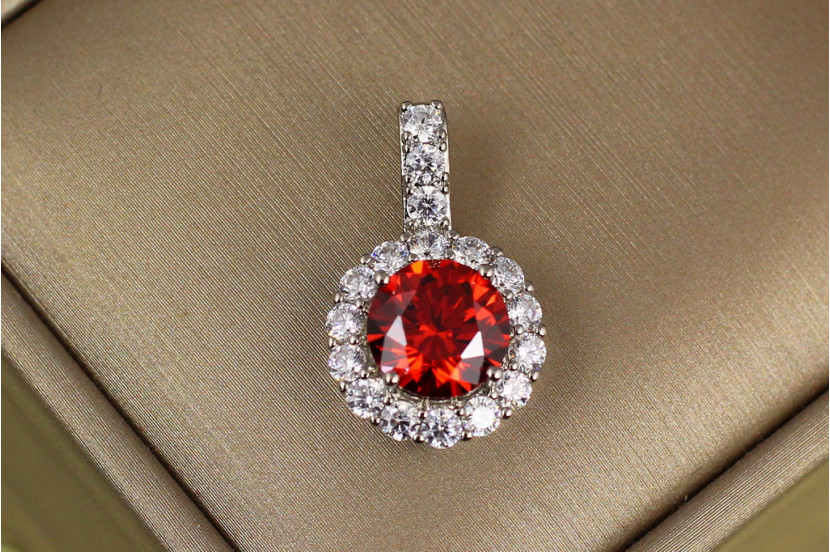 Кулон Xuping Jewelry круглий червоний камінь в обідку з фіанітів 2.3 см сріблястий