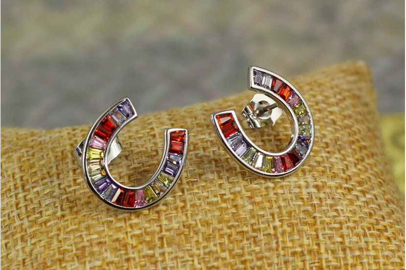 Сережки гвоздики Xuping Jewelry підковка з кольоровими камінчиками 1.7 см сріблясті