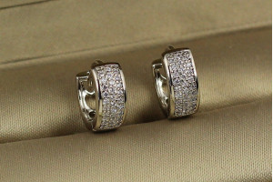 Сережки кільця Xuping Jewelry широкі з камінцями з боків бортики 1.3 см сріблясті