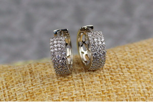 Сережки кільця Xuping Jewelry широкі з дрібних фіанітів посередині квіточок 1.5 см сріблясті