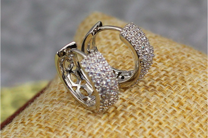 Сережки кільця Xuping Jewelry широкі з дрібних фіанітів посередині квіточок 1.5 см сріблясті