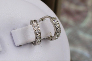 Сережки Xuping Jewelry кільця п'ять каменів гладкі бортики 1.2 см сріблясті