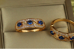 Кільце Xuping Jewelry хвилеріз із синіми каміннями р 19 золотисте
