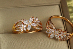 Кільце Xuping Jewelry квітучий сад із білими каміннями р 16 золотисте