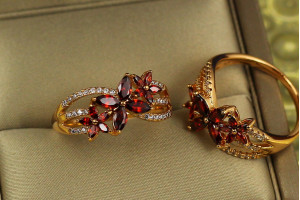 Кільце Xuping Jewelry квітучий сад із червоним камінням р 16 золотисте