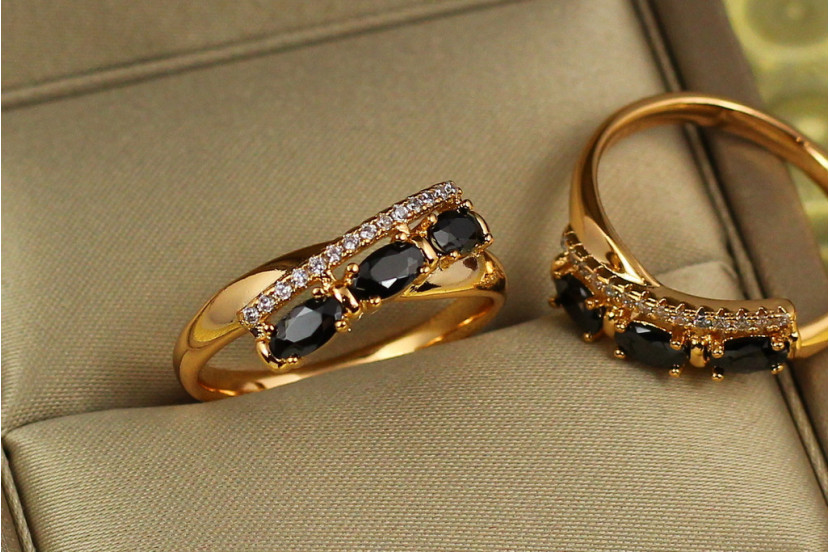 Кільце Xuping Jewelry фієста з трьома чорними каменями р 19 золотисте