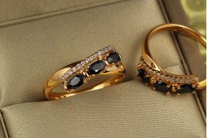 Кільце Xuping Jewelry фієста з трьома чорними каміннями р 20 золотисте