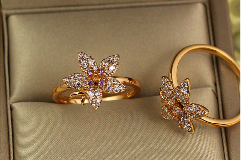Кільце Xuping Jewelry лілія з ліловими тичинками р 20 золотисте