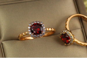 Кільце Xuping Jewelry червоний камінь в обідку з білих фіанітів р 19