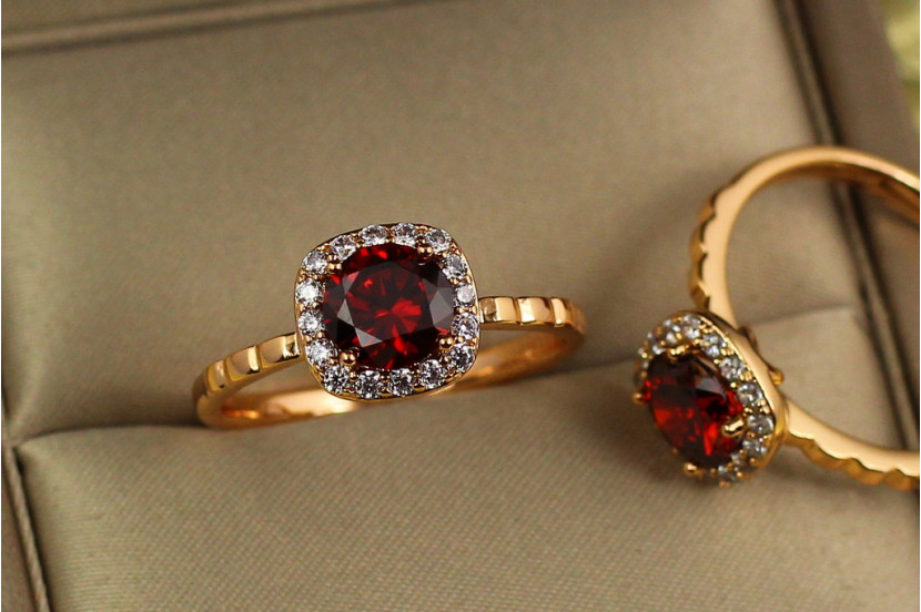 Кільце Xuping Jewelry червоний камінь в обідку з білих фіанітів р 19 золотисте
