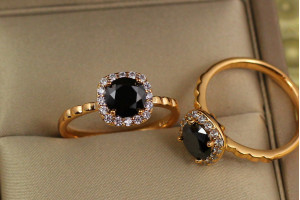 Кільце Xuping Jewelry чорний камінь в обідку з білих фіанітів р 18 золотисте
