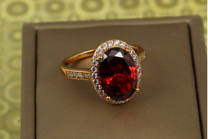 Кільце Xuping Jewelry малинки з червоним камнем р 16 золотисте
