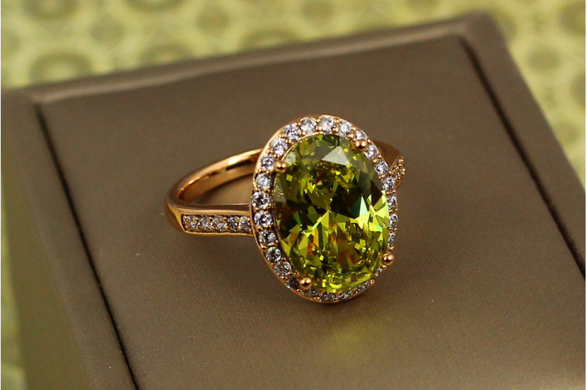 Кільце Xuping Jewelry малинки із салатовим каменем р 16 золотисте
