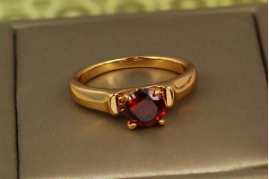 Кільце Xuping Jewelry червоний фіаніт на високих ніжках р 16 золотисте