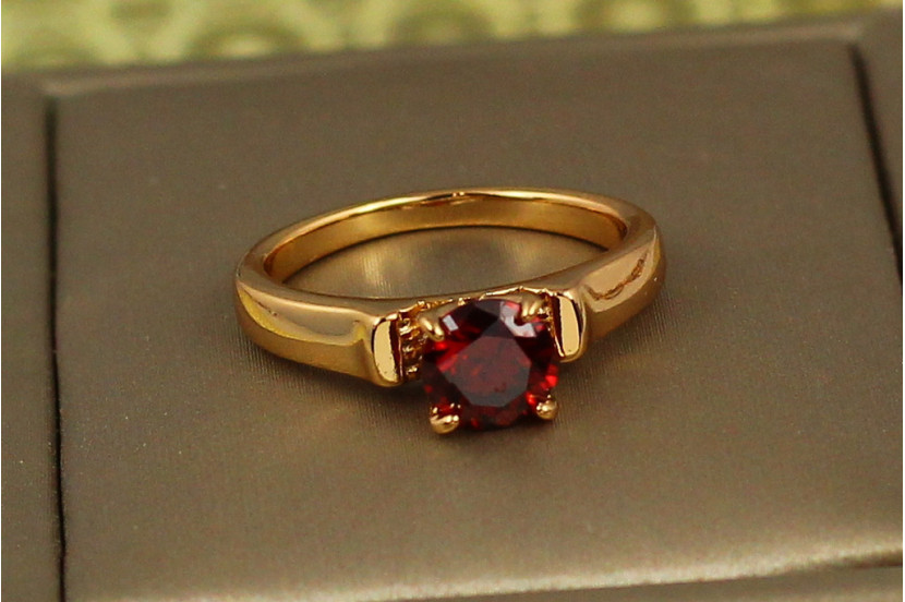 Кільце Xuping Jewelry червоний фіаніт на високих ніжках р 17 золотисте