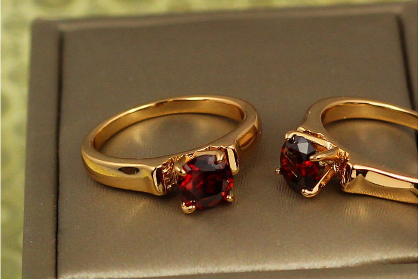 Кільце Xuping Jewelry червоний фіаніт на високих ніжках р 18 золотисте