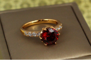 Кільце Xuping Jewelry зерно граната з червоним камнем р 19 золотисте