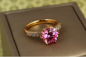 Кільце Xuping Jewelry зерно граната з рожевим камнем р 20 золотисте