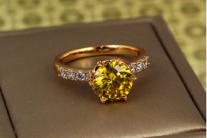 Кільце Xuping Jewelry зерно граната з жовтим камнем р 19 золотисте