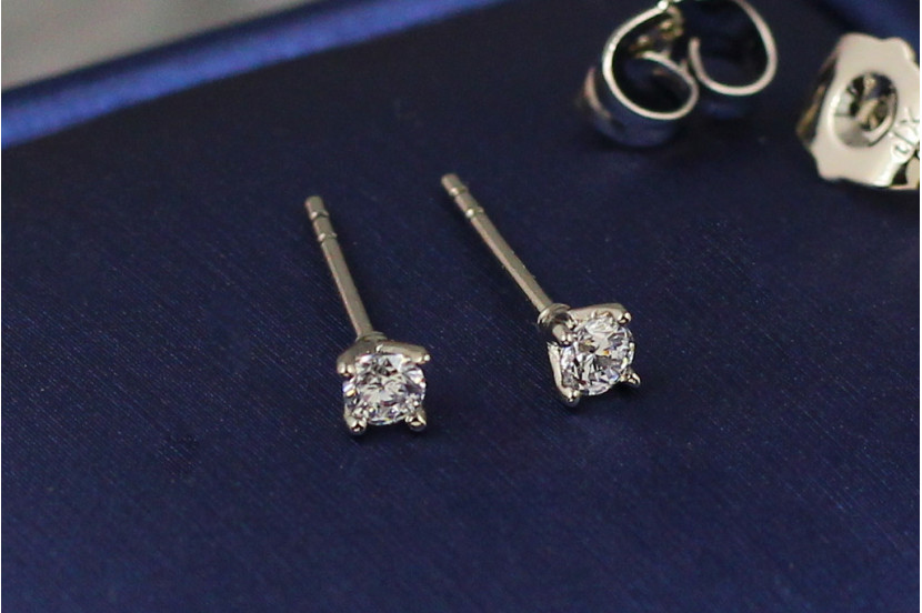 Сережки гвоздики Xuping Jewelry з каменем на чотири кріплення 4 мм сріблясті