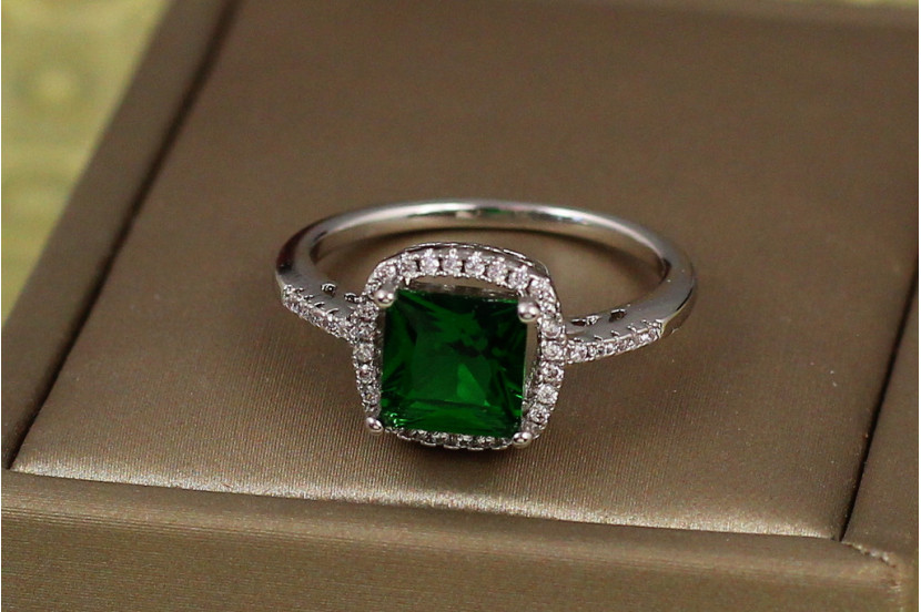 Кільце Xuping Jewelry зелений квадрат в оправі з дрібних фіанітів 16 р сріблясте