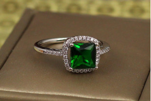 Кільце Xuping Jewelry зелений квадрат в оправі з дрібних фіанітів 18 р сріблясте