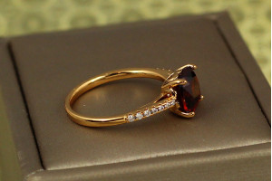Кільце Xuping Jewelry червоний квадратний фіаніт із доріжками з боків р 19 золотисте