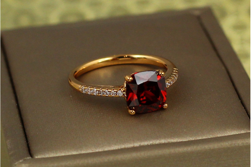 Кільце Xuping Jewelry червоний квадратний фіаніт із доріжками з боків р 19 золотисте