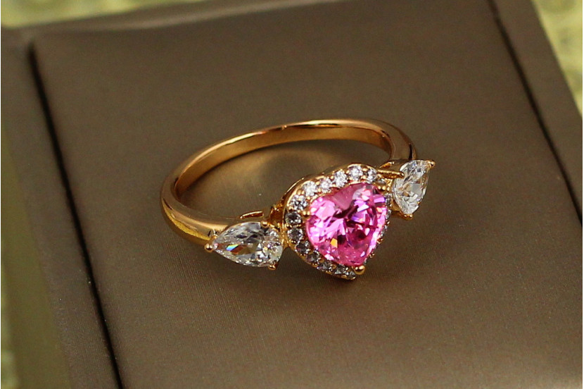 Кільце Xuping Jewelry Купідон з рожевим каменем р 16 золотисте
