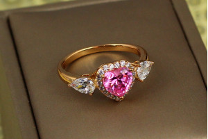 Кільце Xuping Jewelry Купідон з рожевим камнем р 17 золотисте
