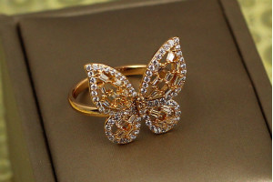 Кільце Xuping Jewelry велика бабочка крила з камінням кольору шампанського р 19 золотисте