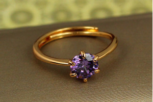 Кільце Xuping Jewelry тонке розсувне з фіолетовим фіанітом р 17 золотисте.
