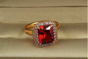 Кільце Xuping Jewelry авангард з червоним камнем р 16 золотисте